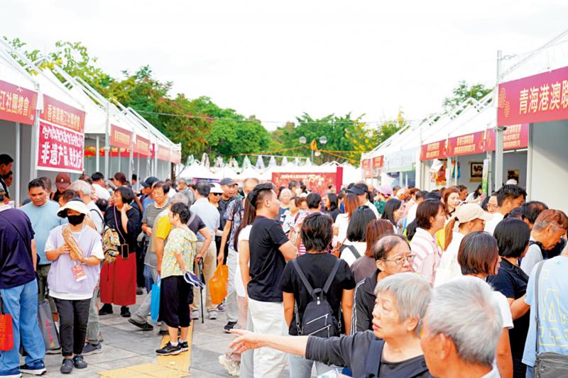 ﻿国庆市集人流如鲫 体验南北特色文化