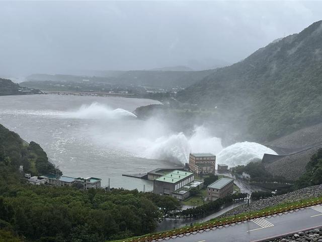 台风康妮来袭 台湾石门水库泄洪