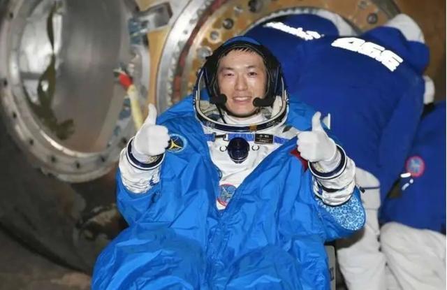 神舟十八号着陆现场亮如白昼 暗夜返回成功