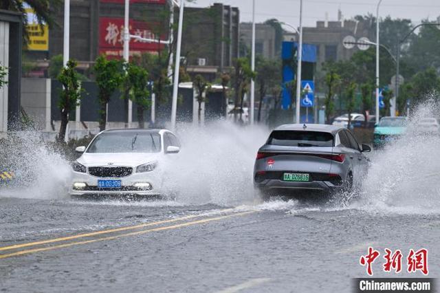 强降雨致海口街道出现严重积水