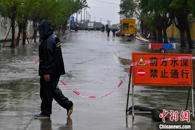 强降雨致海口街道出现严重积水 多部门紧急抢排