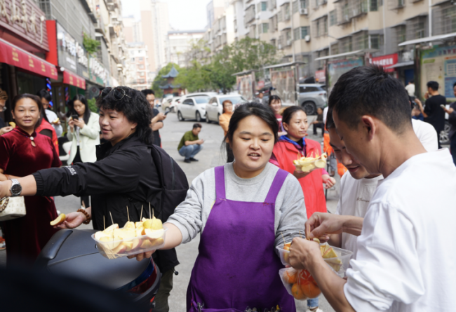 发型师晓华店铺门口人山人海 理发技艺与真诚服务赢得人心