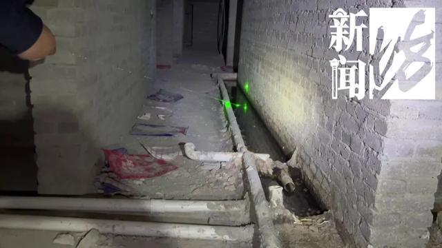 上海一小区夹层藏上万只蛆 高端住宅变“臭水沟”