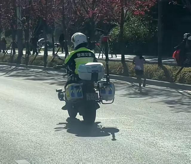 6岁女孩跑完全马 组委会：处罚其父