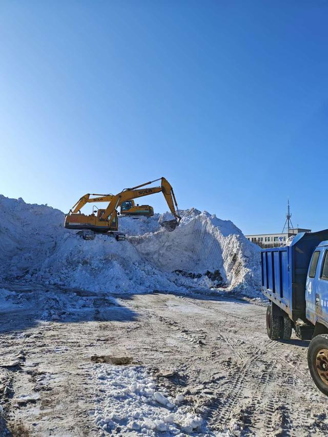 鹤岗清雪员已扫一周雪