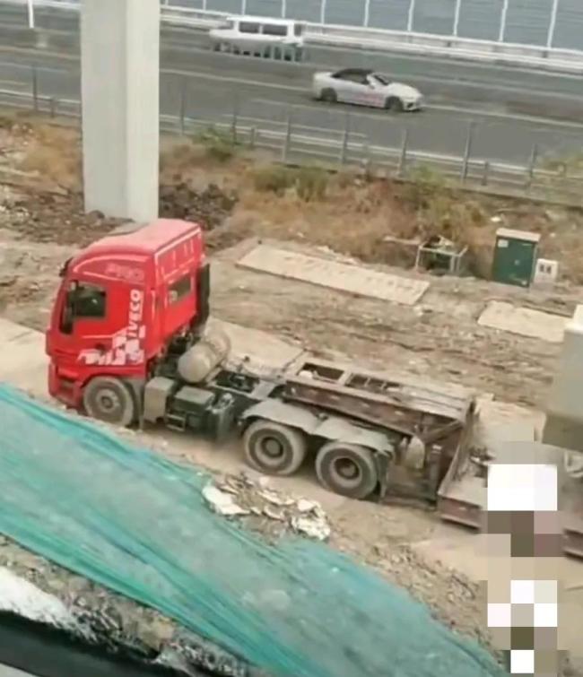 上海一吊机倒塌砸中地铁列车 幸无人员伤亡