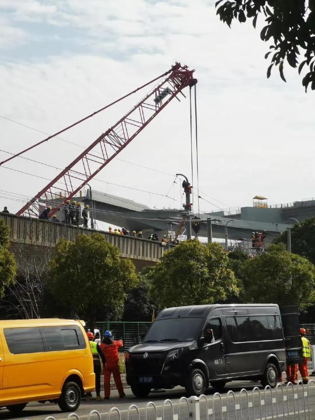 乘客讲述上海地铁11号线撞击瞬间 惊险一幕引发关注