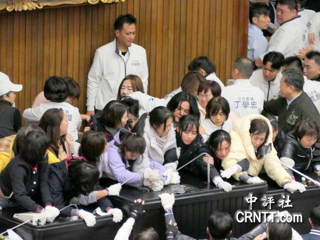 蓝民代陈玉珍包纱布带重伤参与攻防 一人挑战多人成功清场