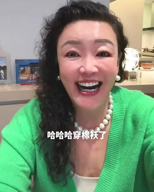 张兰和孙女说以后回清华读书 张兰见孙辈笑开花!