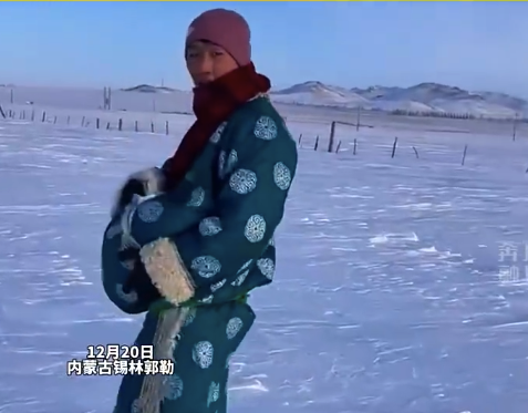 大雪封路爸爸化身袋鼠带发烧婴儿去医院