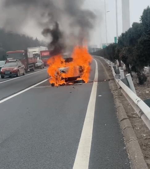 小米su7遭大众油车追尾 燃油车自燃引关注