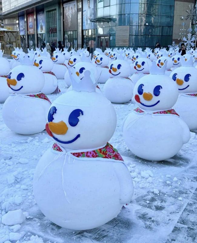 哈尔滨街头空降雪王方阵 冰雪奇观温暖人心