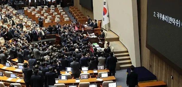 韩国代总统韩德洙停职 国会通过弹劾案